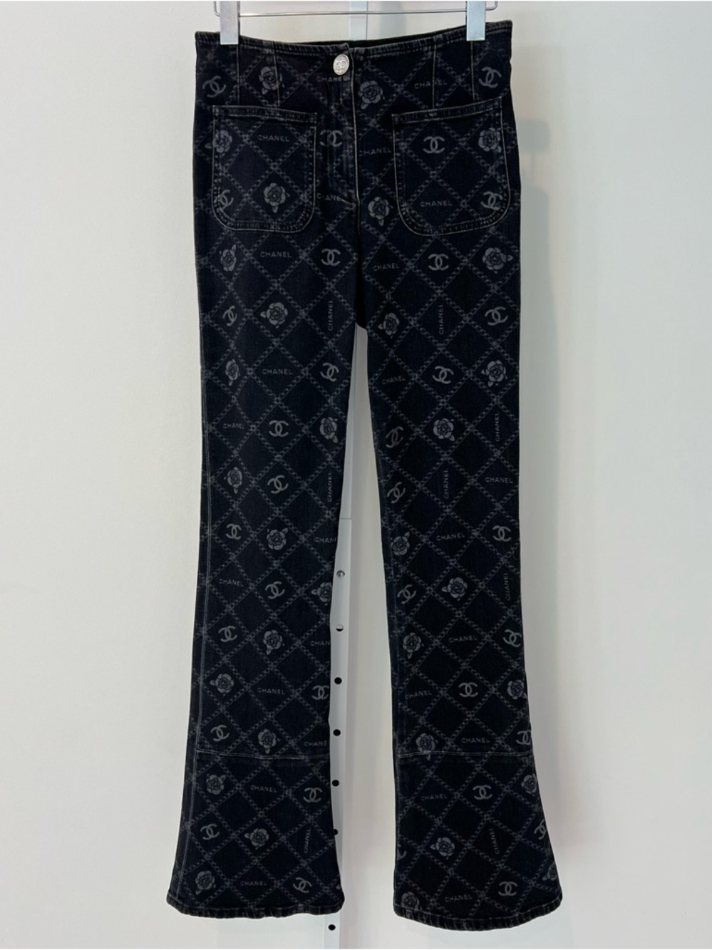 CHANEL 23A BLACK CC CAMILLA BOOTCUT JEANS SIZE FR 38 / US 6